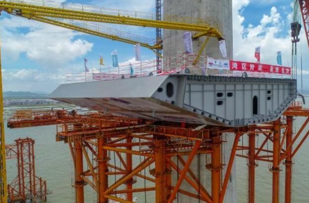 大湾区工程黄茅海跨海通道项目首榀钢箱梁安装成功