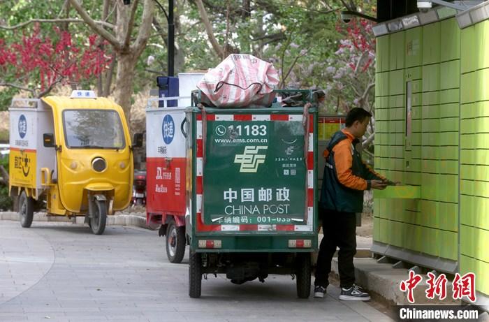资料图:北京快递员在社区派送快递。 <a target='_blank' href='/'>中新社</a>记者 张宇 摄 资料图:北京快递员在社区派送快递。 <a target='_blank' href='/'>中新社</a>记者 张宇 摄