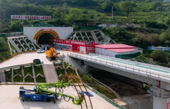 渝昆高铁川渝段全线贯通 隧道占比高达59%
