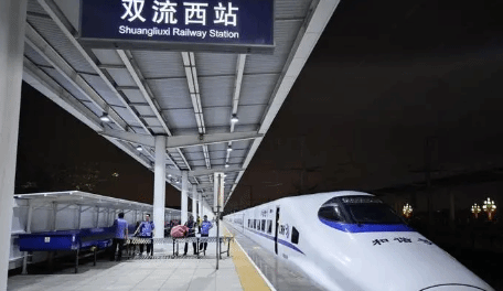 中国试点开行整列高铁快运动车组列车