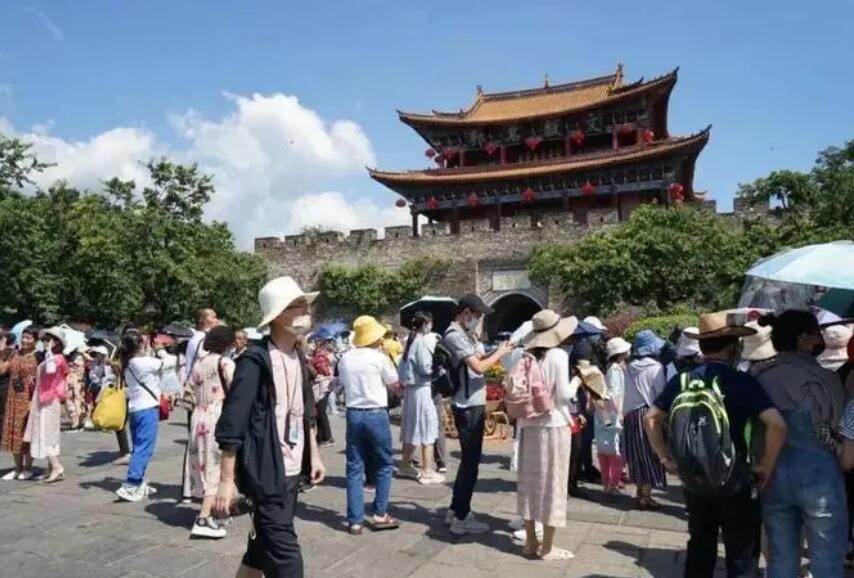 文旅消费强劲复苏 上半年国内游人次同比增长超6成