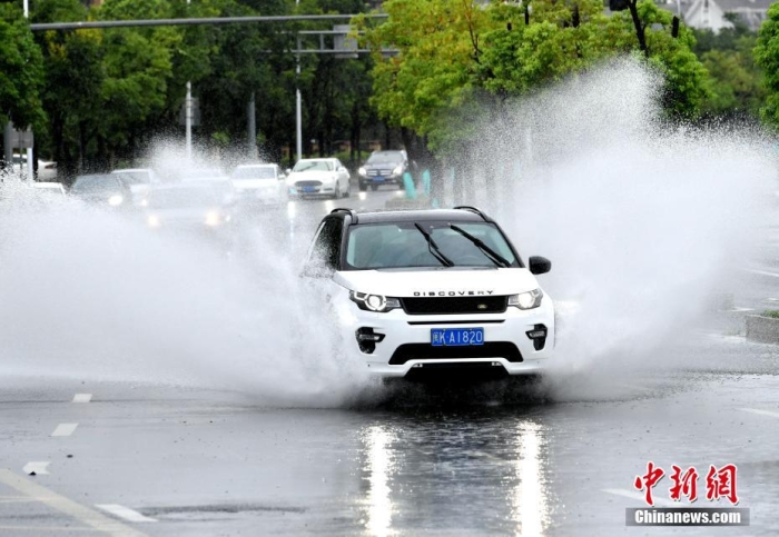 7月28日9时55分,今年第5号台风“杜苏芮”在福建晋江沿海登陆,登陆时中心附近最大风力15级(50米/秒,强台风级)。图为受台风“杜苏芮”影响,福州部分道路出现积水。<a target='_blank' href='/'>中新社</a>记者 吕明 摄 7月28日9时55分,今年第5号台风“杜苏芮”在福建晋江沿海登陆,登陆时中心附近最大风力15级(50米/秒,强台风级)。图为受台风“杜苏芮”影响,福州部分道路出现积水。<a target='_blank' href='/'>中新社</a>记者 吕明 摄