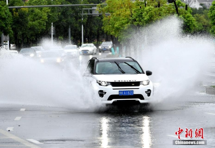 7月28日9时55分，今年第5号台风“杜苏芮”在福建晋江沿海登陆，登陆时中心附近最大风力15级(50米/秒，强台风级)。图为受台风“杜苏芮”影响，福州部分道路出现积水。<a target='_blank' href='/'>中新社</a>记者 吕明 摄