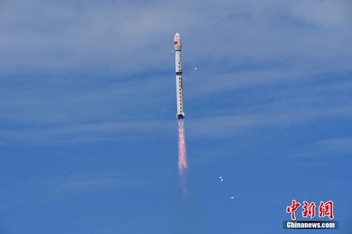 8月3日11时47分,中国在酒泉卫星发射中心用长征四号丙遥四十四运载火箭,成功发射风云三号06星,卫星顺利进入预定轨道,任务取得圆满成功。该卫星将接替在轨超期服役的风云三号C星,探测数据主要用于天气预报、大气化学和气候变化监测业务及研究。汪江波 摄 8月3日11时47分,中国在酒泉卫星发射中心用长征四号丙遥四十四运载火箭,成功发射风云三号06星,卫星顺利进入预定轨道,任务取得圆满成功。该卫星将接替在轨超期服役的风云三号C星,探测数据主要用于天气预报、大气化学和气候变化监测业务及研究。汪江波 摄