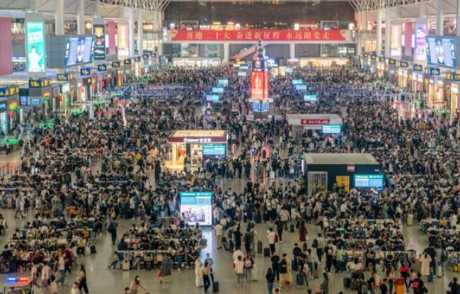 每秒超60万人在刷票 国庆假期铁路日均客流量预计约为春运两倍