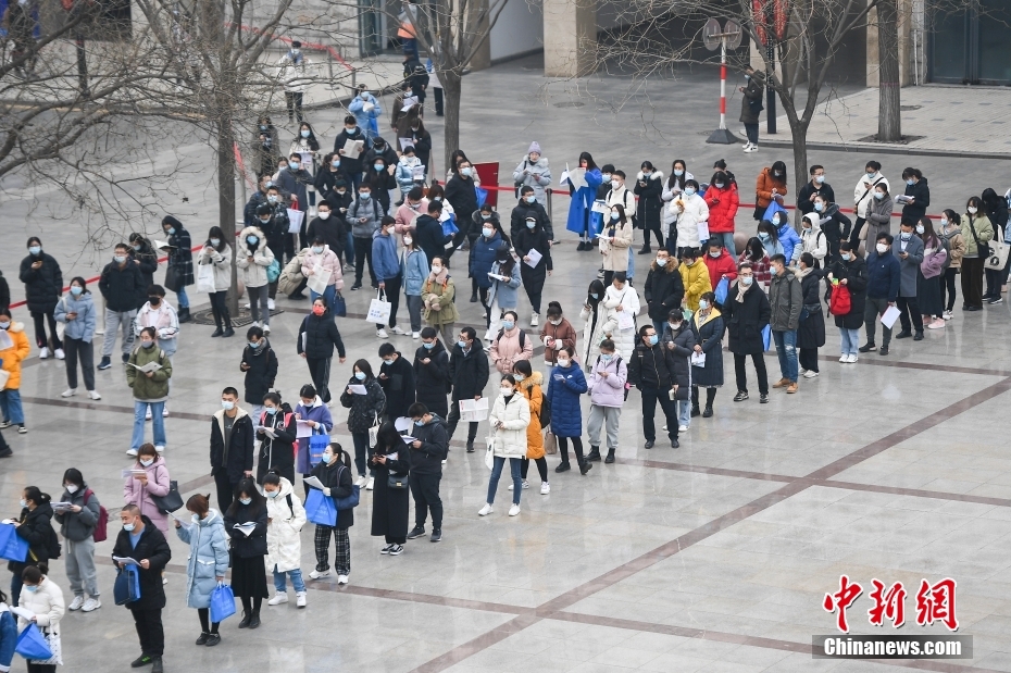 11月28日,山西省太原市,考生排队等候入场。当日,中央机关及其直属机构2022年度考试录用公务员公共科目笔试举行。<a target='_blank' href='/'>中新社</a>记者 武俊杰 摄 11月28日,山西省太原市,考生排队等候入场。当日,中央机关及其直属机构2022年度考试录用公务员公共科目笔试举行。<a target='_blank' href='/'>中新社</a>记者 武俊杰 摄