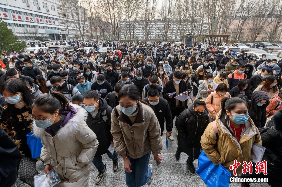 11月28日,山西省太原市,考生步入考场。当日,中央机关及其直属机构2022年度考试录用公务员公共科目笔试举行。<a target='_blank' href='/'>中新社</a>记者 韦亮 摄 11月28日,山西省太原市,考生步入考场。当日,中央机关及其直属机构2022年度考试录用公务员公共科目笔试举行。<a target='_blank' href='/'>中新社</a>记者 韦亮 摄