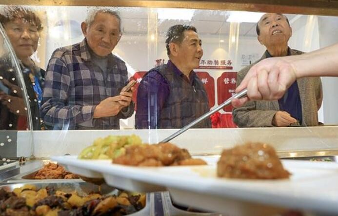 商务部：支持餐饮企业、物业等参与老年助餐服务