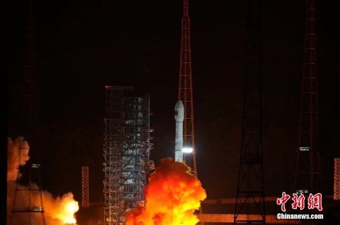 北京时间2023年11月9日19时23分,我国在西昌卫星发射中心使用长征三号乙运载火箭,成功将中星6E卫星发射升空,卫星顺利进入预定轨道,发射任务获得圆满成功。此次任务是长征系列运载火箭第496次飞行。图为发射现场。照片:陈昊杰 邱立军 北京时间2023年11月9日19时23分,我国在西昌卫星发射中心使用长征三号乙运载火箭,成功将中星6E卫星发射升空,卫星顺利进入预定轨道,发射任务获得圆满成功。此次任务是长征系列运载火箭第496次飞行。图为发射现场。照片:陈昊杰 邱立军