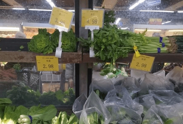 几块钱买一堆菜 今冬蔬菜为何跌出“白菜价”？