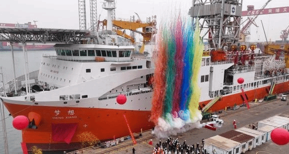 中国首艘超深水大洋钻探船在广州命名试航