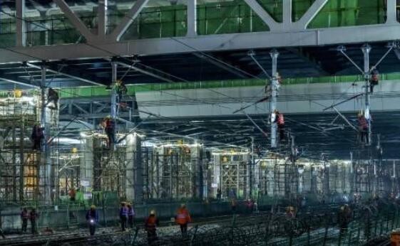 世界首例大型站改钢结构整体跨线落梁施工顺利完成
