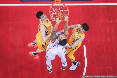 2米1大中锋运球纵贯全场上篮 这人不是易建联