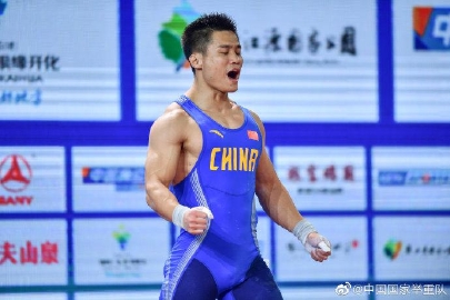 全锦赛奥运冠军吕小军夺冠 总成绩达371公斤