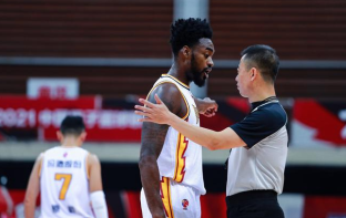 争议！山西外援离奇吃T 上半场便被吹5次犯规