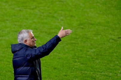 欧足联宣布对穆里尼奥禁赛一场 缓期一年执行