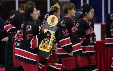 哈尔滨罢赛 上海获全国冰球锦标赛女子组冠军