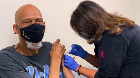 NBA考虑让球员接种新冠疫苗 贾巴尔已接种