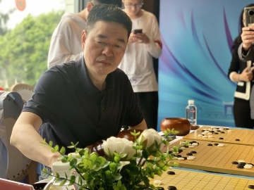 祝厦大校庆百年 马晓春等国手与师生相弈指导棋