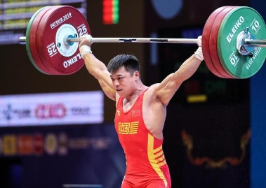 举重亚锦赛男子67公斤级 中国两将揽三金