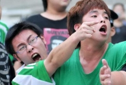 浮躁心态引球迷过激表现 中超赛场戾气难化解