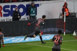 德甲-拜仁3-1逆转暂登榜首 罗本传射莱万2球