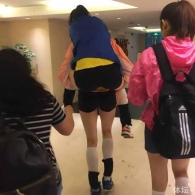 朱婷背受伤队友回酒店 没脾气没排场获赞无数