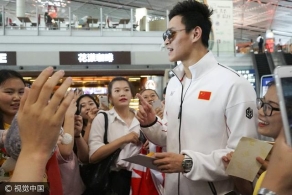 孙杨归国受粉丝接机热捧 自评满意世锦赛表现
