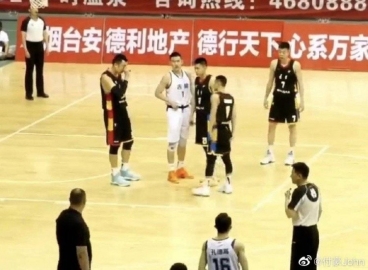 付豪晒自己被四人包夹图：兄弟们对我太照顾了