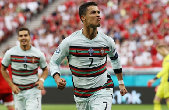 欧洲杯-C罗梅开二度破纪录 葡萄牙3-0匈牙利