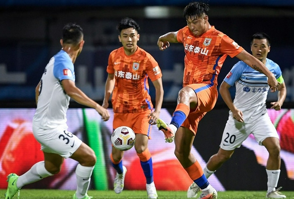 中超-莱昂纳多进球无效 泰山0-0闷平广州城