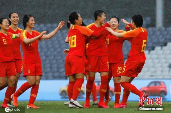 资料图:2月7日,一场6:1,中国女足在奥预赛首战中大胜泰国女足。图为中国女足队员庆祝李影进球。 点击进入下一页