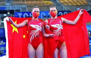 蹦床“双飞燕” 朱雪莹和刘灵玲分获该项目的金银牌