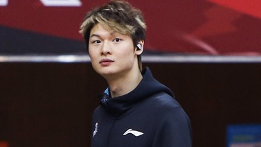 官宣！王哲林正式加盟上海久事大鲨鱼俱乐部