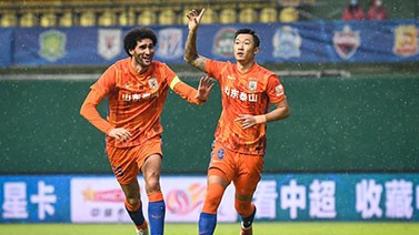 中超-费莱尼双响徐新进球 山东泰山4-2深足