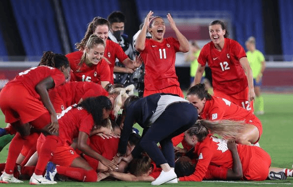 加拿大女足以4:3战胜瑞典获东奥会女足冠军