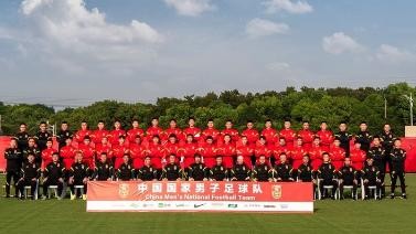 张玉宁晒国足全家福合影 12强出征好运中国队