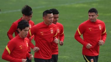 以弱胜强？国足重点演练定位球 球队伤员积极康复