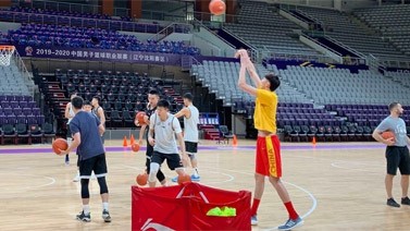 周琦宣布退出赛季后首露面 与辽宁合练备战全运会