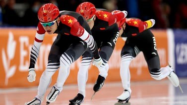 速滑世界杯男子团体追逐赛中国夺冠 女队拼到铜牌