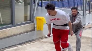 杜锋晒男篮最新训练视频 王哲林拖着杜锋爬坡