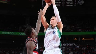 波神34+9+5独行侠擒开拓者 鲍威尔22分利拉德26+5
