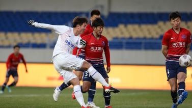 中超-杨旭头球中横梁 重庆两江竞技0-0申花