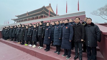 中国冬奥健儿在天安门广场宣誓出征 武大靖领誓
