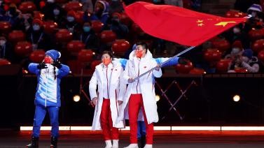 中国体育代表团闭幕式旗手高亭宇、徐梦桃入场