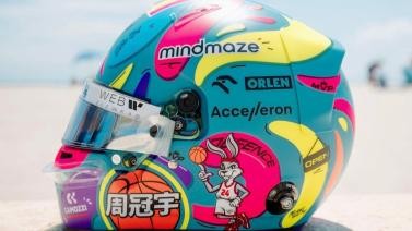 街头风搭配篮球 周冠宇展示迈阿密站特别版头盔
