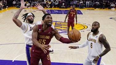 米切尔33分詹姆斯27+7 骑士逆转湖人豪取八连胜