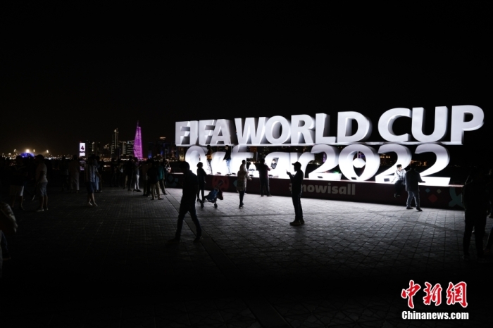 当地时间2022年11月16日,卡塔尔多哈,2022卡塔尔世界杯倒计时3天,球迷游览多哈夜景打卡纪念。图片来源:视觉中国 当地时间2022年11月16日,卡塔尔多哈,2022卡塔尔世界杯倒计时3天,球迷游览多哈夜景打卡纪念。图片来源:视觉中国