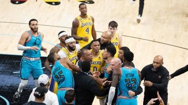 NBA官方：贝弗利因背后推倒艾顿被禁赛三场