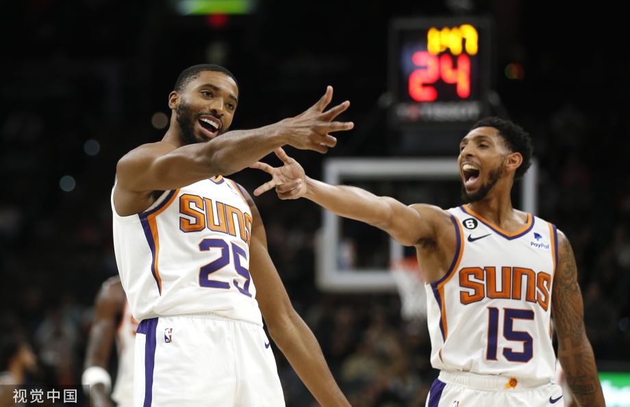 [图]NBA-艾顿25+10布克20+8 太阳大胜马刺